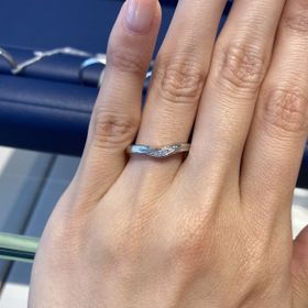 【銀座ダイヤモンドシライシの口コミ】 V字で探していましたが、太さもありファッションリングのような感じはなく…