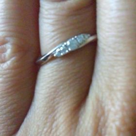 【STAR JEWELRY(スタージュエリー)の口コミ】 ダイヤが入ってカーブのデザインが条件で選びました。つけた感じもダイヤ…