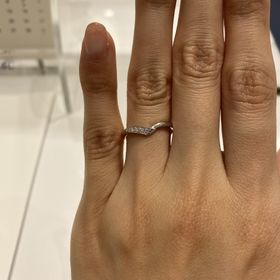 【4℃ BRIDAL(ヨンドシーブライダル)の口コミ】 プラチナ部分が非常に華奢で可愛らしいです！ダイヤも内側から外側へ流れ…