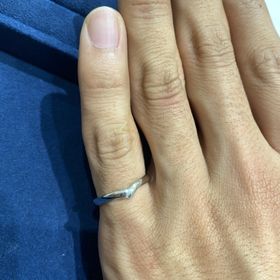 【4℃ BRIDAL(ヨンドシーブライダル)の口コミ】 V字のラインで重なるタイプのもの。滑らかで綺麗です！男性の物は太いもの…