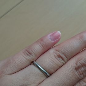 【ティファニー(Tiffany & Co.)の口コミ】 男性が着けても自然なシンプルなものがよかったので、これにきめました！
…