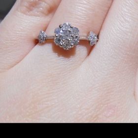 【AbHeri(アベリ)の口コミ】 なんといっても、この花の形をしたデザインです。ダイヤの輝きもそれをひ…