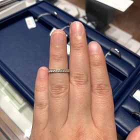 【銀座ダイヤモンドシライシの口コミ】 結婚指輪はハーフエタニティーのリングが良いと思っていて、いくつか見せ…