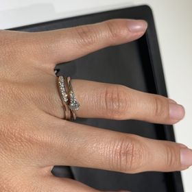 【ラザール ダイヤモンド(LAZARE DIAMOND)の口コミ】 斜めにメレ(小粒)ダイヤが並ぶデザインの指輪は沢山あるが、こちらは正面…