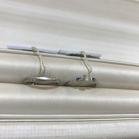 【Only You(オンリーユー)の口コミ】 婚約指輪には青い石とダイヤがついていてとても可愛かったです。他では見…