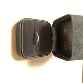 【ティファニー(Tiffany & Co.)の口コミ】 希望としては、何もついてないシンプルな物が欲しかったのですが、ダイヤ…