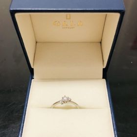 【GALA JEWELRY(ガラジュエリー)の口コミ】 デザインが1番の決め手です。
いくつか見比べて、センターダイヤの両脇に…