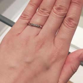 【銀座ダイヤモンドシライシの口コミ】 年齢を重ねても着けれるデザインを重視しました。
キラキラしているデザイ…