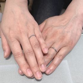 【アイプリモ(I-PRIMO)の口コミ】 細めでシンプルなデザインかつ、婚約指輪は購入しなかったので、さりげな…