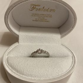 【Foulason(フレゾン)の口コミ】 当初はシンプルな一粒ダイヤのものを探していましたが、
私と彼の一目惚れ…