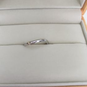 【ケイウノ ブライダル(K.UNO BRIDAL)の口コミ】 表に宝石がないですが、ワンポイントで金の純糸が入っているので派手すぎ…