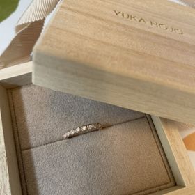 【YUKA HOJO(ユカホウジョウ)の口コミ】 指輪の丸く可愛いい形と個性的な形です。また、指輪を2個重ねてはめても違…