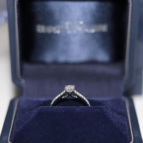 【銀座ダイヤモンドシライシの口コミ】 ダイヤモンドの逆三角形がサイドから見える留め方になっているところが気…