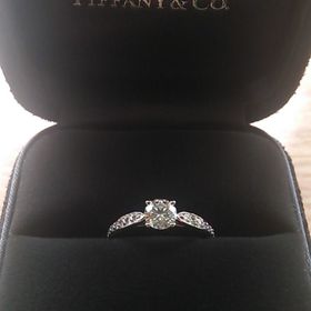 【ティファニー(Tiffany & Co.)の口コミ】 普段も着けられて、結婚指輪と重ね着けができるものと決めていました。
3…