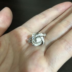 【ブシュロン(BOUCHERON)の口コミ】 パッと見た時の一目惚れと言うか、これ可愛いなぁと目が離さなくなりまし…