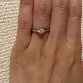 【俄(にわか)の口コミ】 シンプルですが３つのダイヤが付いていて存在感があるところに惹かれまし…