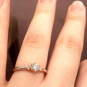 【YUKA HOJO(ユカホウジョウ)の口コミ】 １粒ダイヤでよりシンプルなカプリと迷いましたが、３粒のストーリーの方…