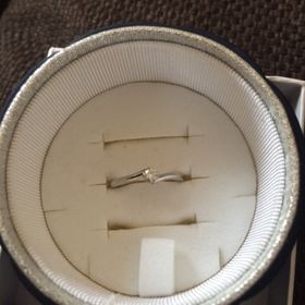 【4℃ BRIDAL(ヨンドシーブライダル)の口コミ】 主人が選んでくれたので私の欲しかったストレートの一粒ダイヤでなかった…