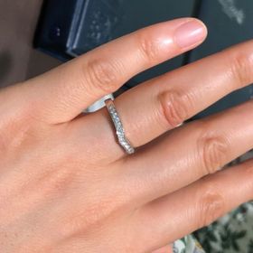 【ROYAL ASSCHER(ロイヤル・アッシャー)の口コミ】 緩やかなカーブラインが上品な印象を持つリングであり、エンゲージリング…