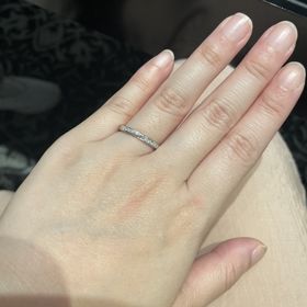 【銀座ダイヤモンドシライシの口コミ】 他のブランドにはないオシャレなデザインで、指がスッキリと見えます。指…