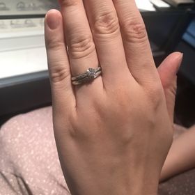 【銀座ダイヤモンドシライシの口コミ】 左右にダイヤがついており、ダイヤモンドが大きく見えるデザインになって…