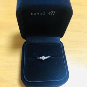 【canal4℃(カナルヨンドシー)の口コミ】 指輪のデザインがとても気に入り、購入を決めました。
華奢なリングにダイ…