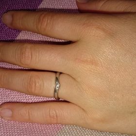【ラザール ダイヤモンド(LAZARE DIAMOND)の口コミ】 私の指が細くはないので細くみえるデザインで毎日つける結婚指輪なのでプ…