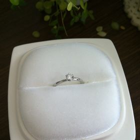 【俄(にわか)の口コミ】 指がキレイに見えるデザインだったこと、
イメージしていた婚約指輪にかな…