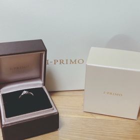 【アイプリモ(I-PRIMO)の口コミ】 彼女の気に入るデザインの婚約指輪を探しいろいろな店舗を見ていました。…