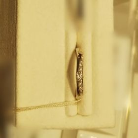 【festaria bijou SOPHIA(フェスタリア ビジュソフィア)の口コミ】 形としてはストレートリングですが、メレダイヤモンドの並びがV字型になっ…