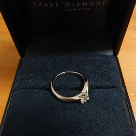 【ラザール ダイヤモンド(LAZARE DIAMOND)の口コミ】 ダイヤモンドの上側しか見えなくなるデザインも多いなか、今回選んだ指輪…