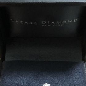【ラザール ダイヤモンド(LAZARE DIAMOND)の口コミ】 小さなダイヤモンドが、真ん中のダイヤモンドをうまく引き立てていて存在…