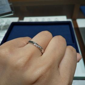 【銀座ダイヤモンドシライシの口コミ】 真ん中の斜めにダイヤ、その横にラインが入っているデザインでした。シン…