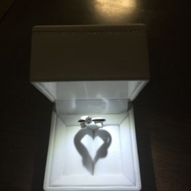 【STAR JEWELRY(スタージュエリー)の口コミ】 ダイヤモンドだけではなく、サイドにブルーダイヤモンドがついていてどん…