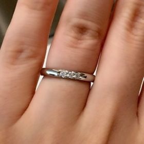 【MIKIMOTO(ミキモト)の口コミ】 3石のダイヤモンドが付いているデザインの結婚指輪は多くのお店にあります…