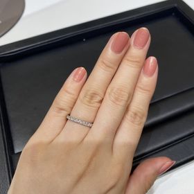 【ラザール ダイヤモンド(LAZARE DIAMOND)の口コミ】 婚約指輪は日常でもつけやすいエタニティリングで探していました。ラザー…