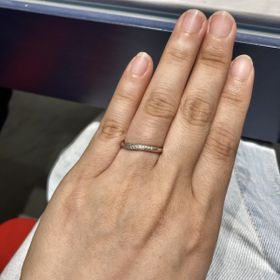 【銀座ダイヤモンドシライシの口コミ】 指が綺麗に見えるということを第一に選びました。はじめはウェーブの方が…