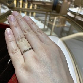【カルティエ(Cartier)の口コミ】 なめらかなカーブと細身のデザインに一目惚れしました。また、リングを回…