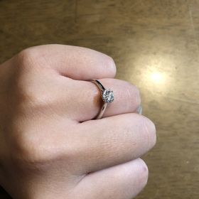 【銀座ダイヤモンドシライシの口コミ】 シンプルなデザインが希望でしたが、このリングを目にした瞬間に一目惚れ…