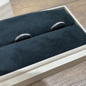 【出雲結(いずもゆい)の口コミ】 丸みのある指輪で、シンプルな中に一筋模様のある形。
女性の方は中にピン…