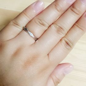 【ブシュロン(BOUCHERON)の口コミ】 形が独特ですが、シンプルなのでどのファッションにもあわせやすく、他の…