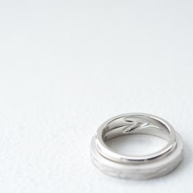 【CRAFY(クラフィ)の口コミ】 2人の好みが全く違うので結婚指輪は手作りできるお店にしました。彼のは外…