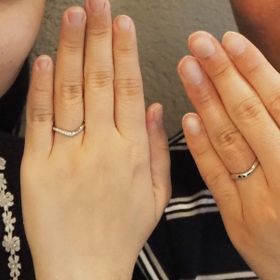 【アイプリモ(I-PRIMO)の口コミ】 ・指がキレイに見えるV字
・婚約指輪を買わないため、ダイヤ付き（新婦の…