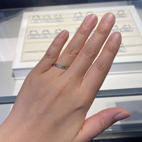 【銀座ダイヤモンドシライシの口コミ】 ダイヤモンドの輝きはもちろん、プラチナの見せ方や指輪の曲線がとても綺…