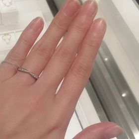 【ティファニー(Tiffany & Co.)の口コミ】 種類：ハーモニー
太さ：細め
形：カーブ
素材：プラチナ・ダイヤ

婚約指…