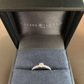 【ラザール ダイヤモンド(LAZARE DIAMOND)の口コミ】 デザインの可愛さで選びました。周りにもダイヤモンドがありボリュームは…