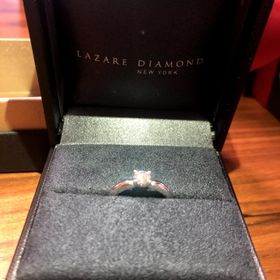 【ラザール ダイヤモンド(LAZARE DIAMOND)の口コミ】 ふっくらとしたデザインで台座が低いタイプが気に入りました
指が長く太い…