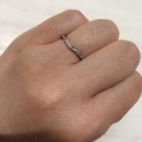 【COLANY(コラニー)の口コミ】 一目惚れと指に似合ったためこの指輪に決めました。特にどこのブランドと…