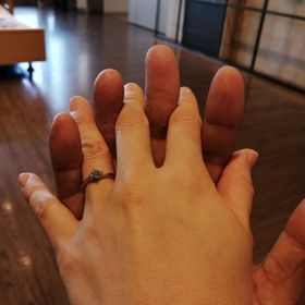 【アイプリモ(I-PRIMO)の口コミ】 真ん中と両サイドに宝石が入っていて綺麗だと思いこれに決めました。
後、…