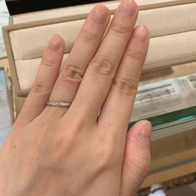 【Mariage ent(マリアージュエント)の口コミ】 ストレートに斜めのダイヤが綺麗で気に入りました。程よく指輪の存在感が…